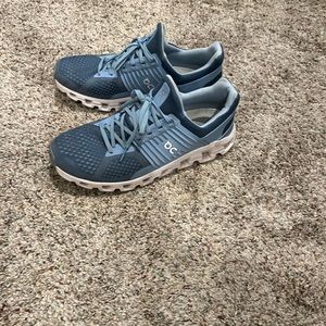 Women’s Size 10 OnCloud shoes